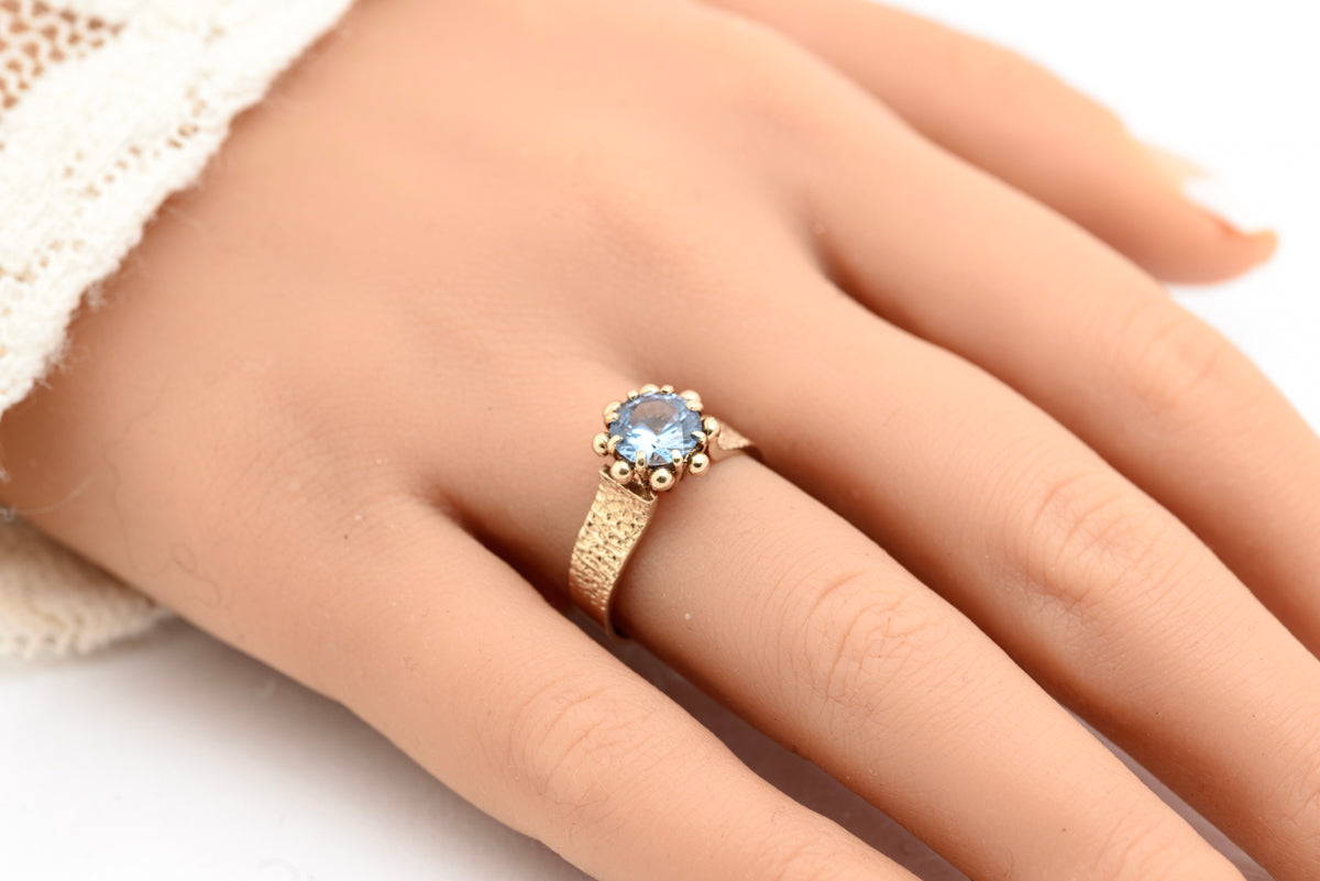 Vintage 9ct Yellow Gold 1970's Retro Ring With Ice Blue Spinel Gemstone (B2178)