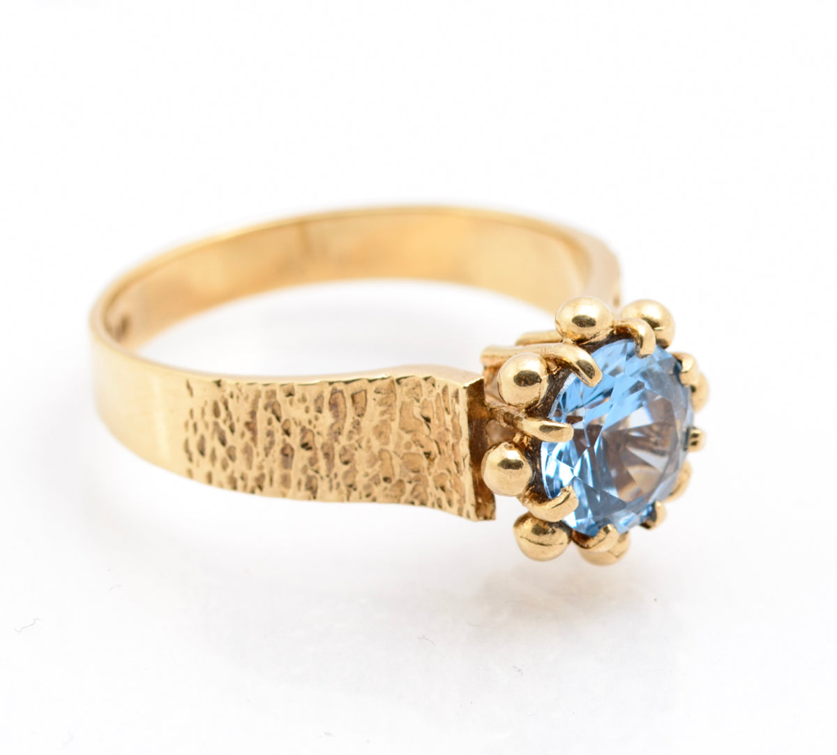 Vintage 9ct Yellow Gold 1970's Retro Ring With Ice Blue Spinel Gemstone (B2178)
