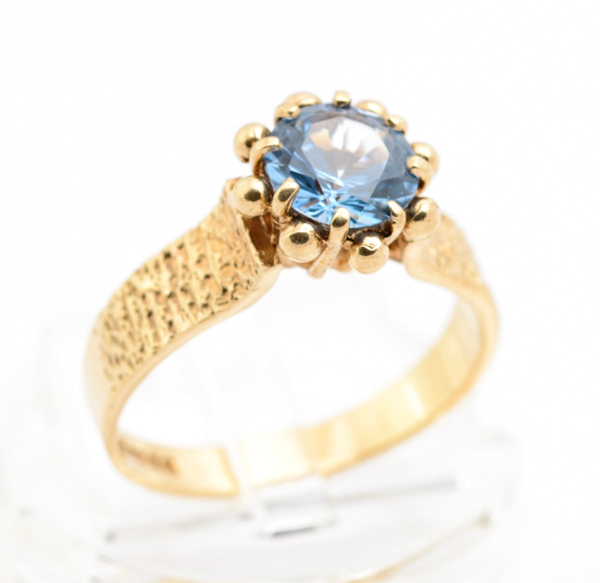 Vintage 9ct Yellow Gold 1970's Retro Ring With Ice Blue Spinel Gemstone (B2178)
