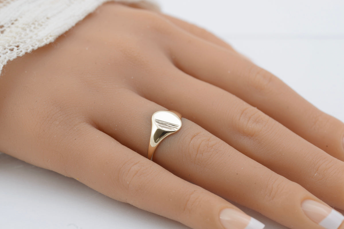 9ct Gold Signet Ring Vintage 1970's Oval Textured Head Hallmarked London 1976 (B2258)