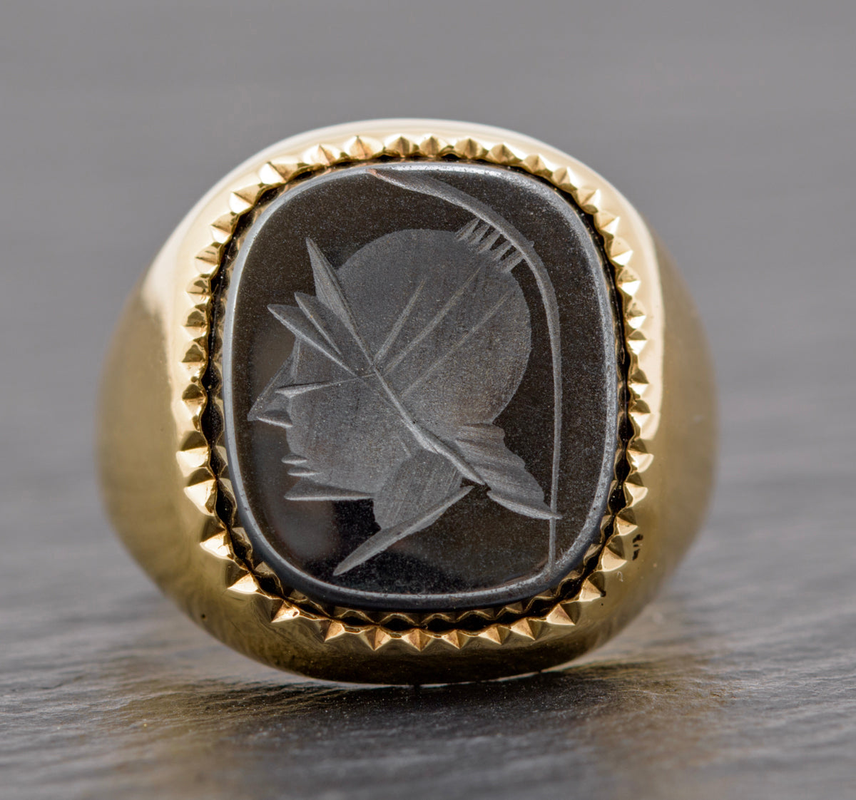 Vintage 9ct Gold Chunky Men's Signet Ring With Hematite Centurion Intaglio (B2278)