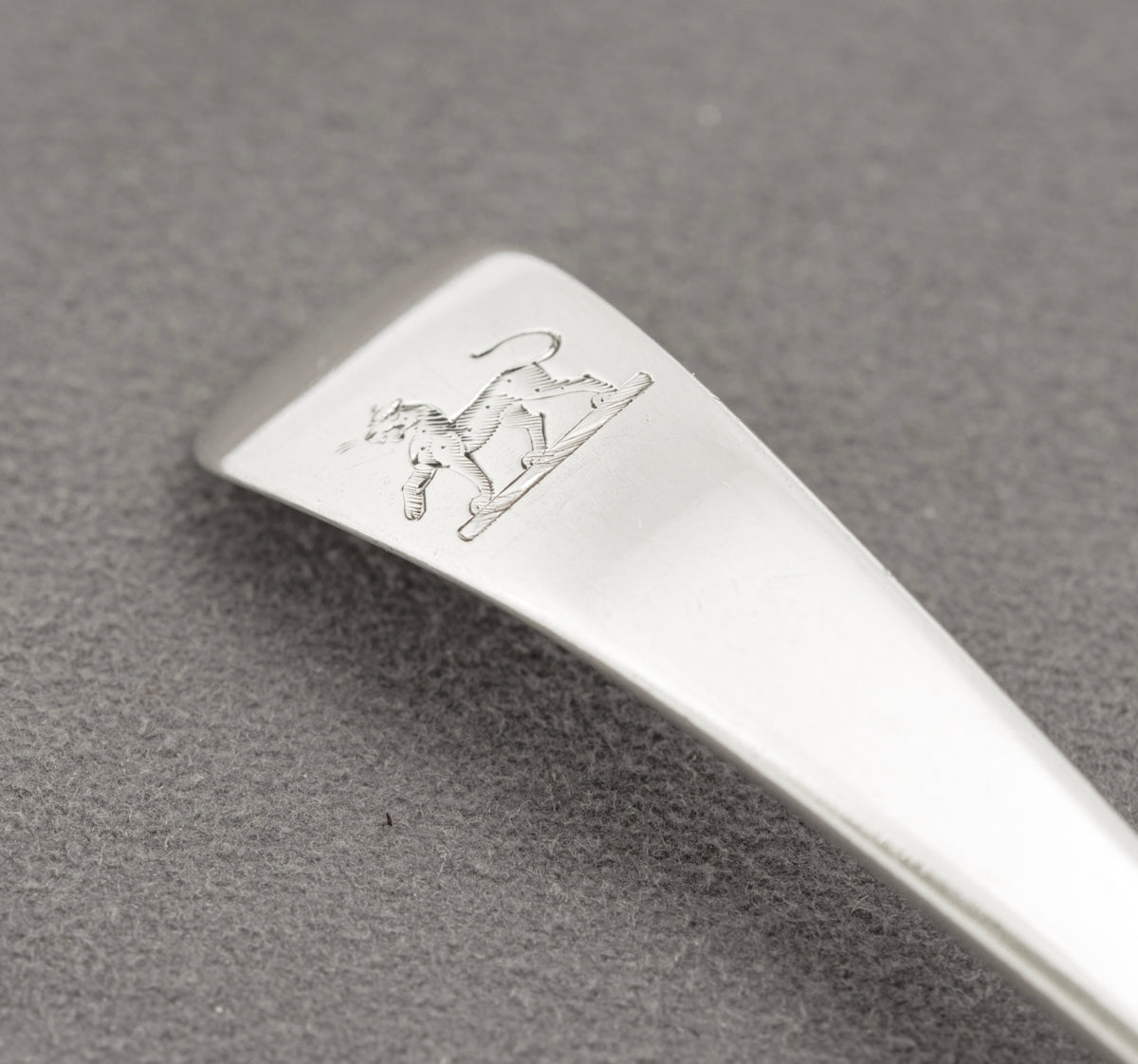 Antique George III / Georgian Sterling Silver Crested Sugar Sifting Spoon (B2321)