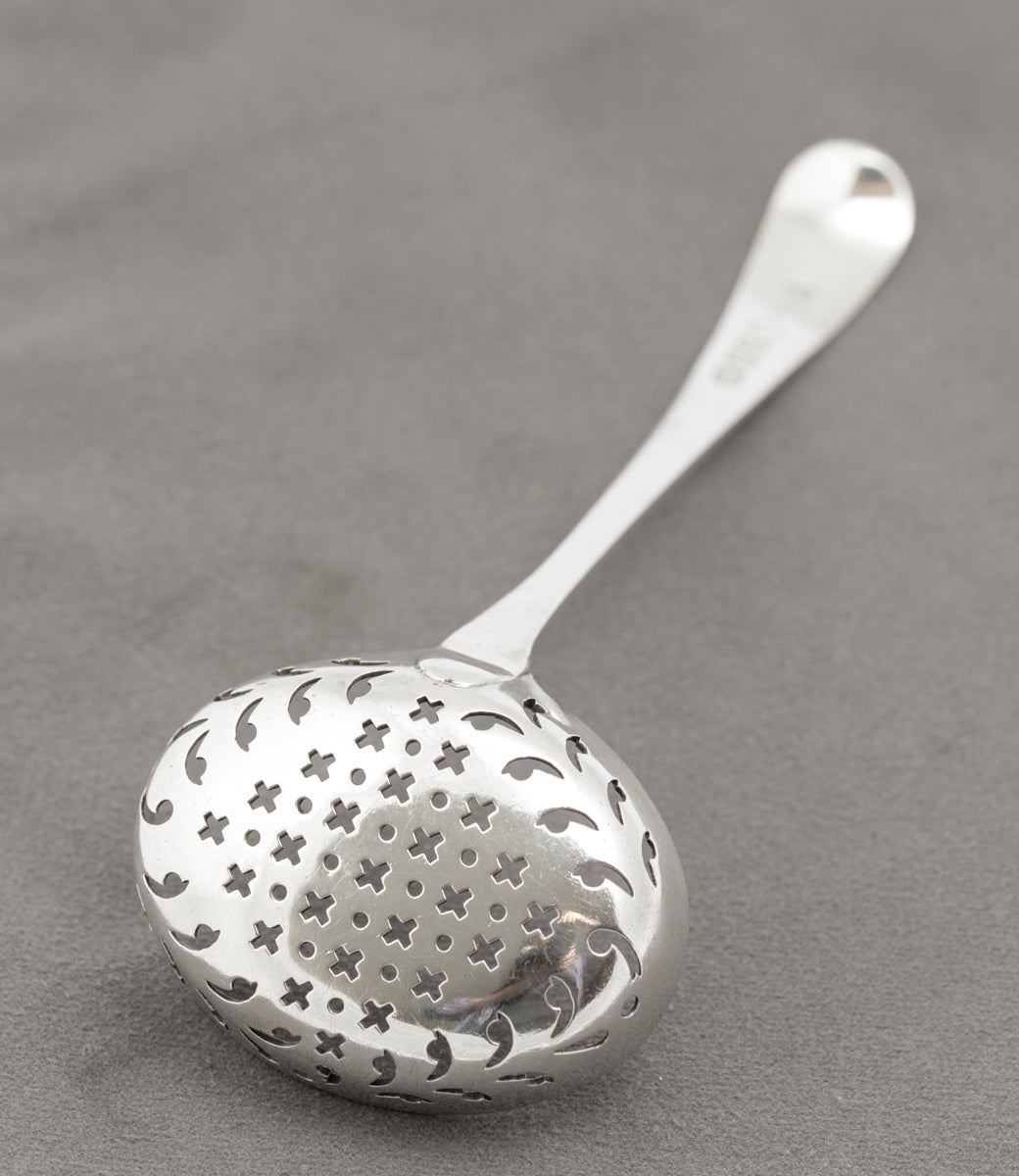 Antique George III / Georgian Sterling Silver Crested Sugar Sifting Spoon (B2321)