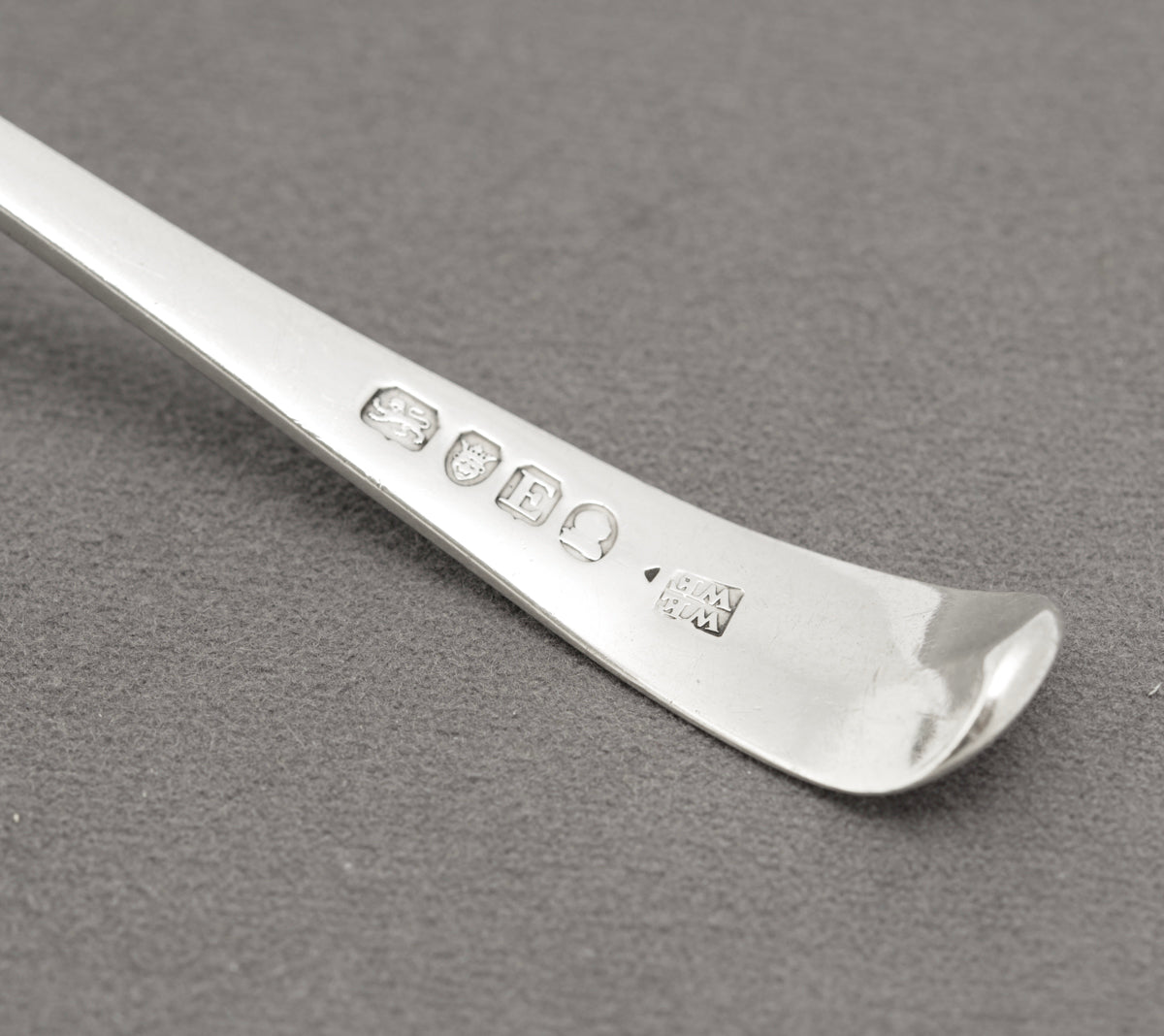 Antique George III / Georgian Sterling Silver Crested Sugar Sifting Spoon (B2321)