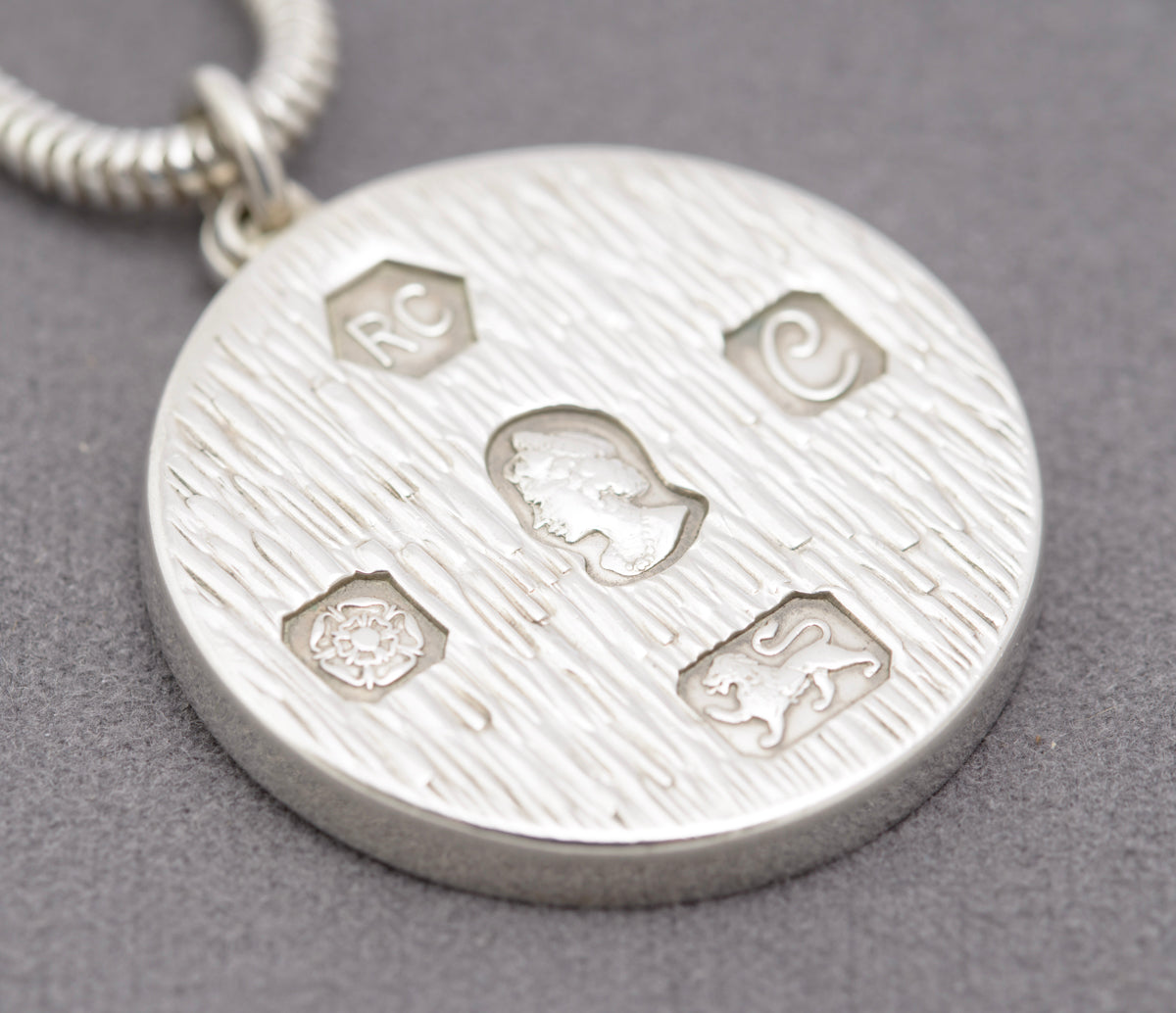 Vintage Sterling Silver 1977 Jubilee Round Ingot Pendant & Snake Chain Necklace (B2324)