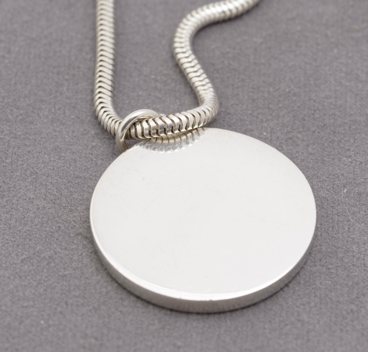 Vintage Sterling Silver 1977 Jubilee Round Ingot Pendant & Snake Chain Necklace (B2324)