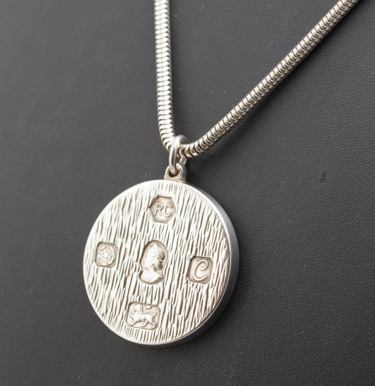Vintage Sterling Silver 1977 Jubilee Round Ingot Pendant & Snake Chain Necklace (B2324)