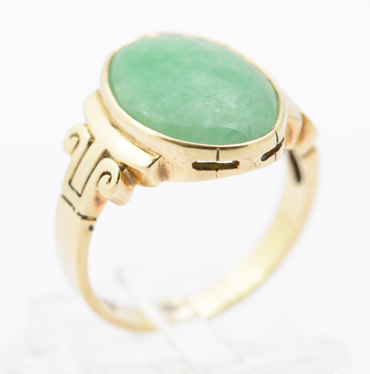 9ct Yellow Gold Ring With Large Green Jade Oval Cabochon Hallmarked 2001 (B2327)