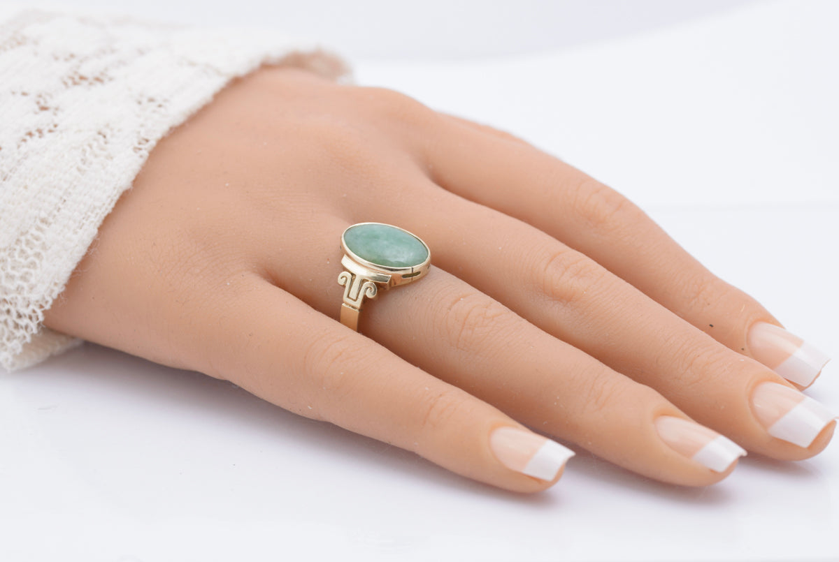 9ct Yellow Gold Ring With Large Green Jade Oval Cabochon Hallmarked 2001 (B2327)