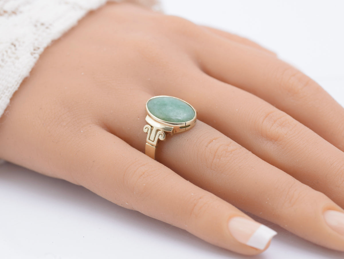 9ct Yellow Gold Ring With Large Green Jade Oval Cabochon Hallmarked 2001 (B2327)
