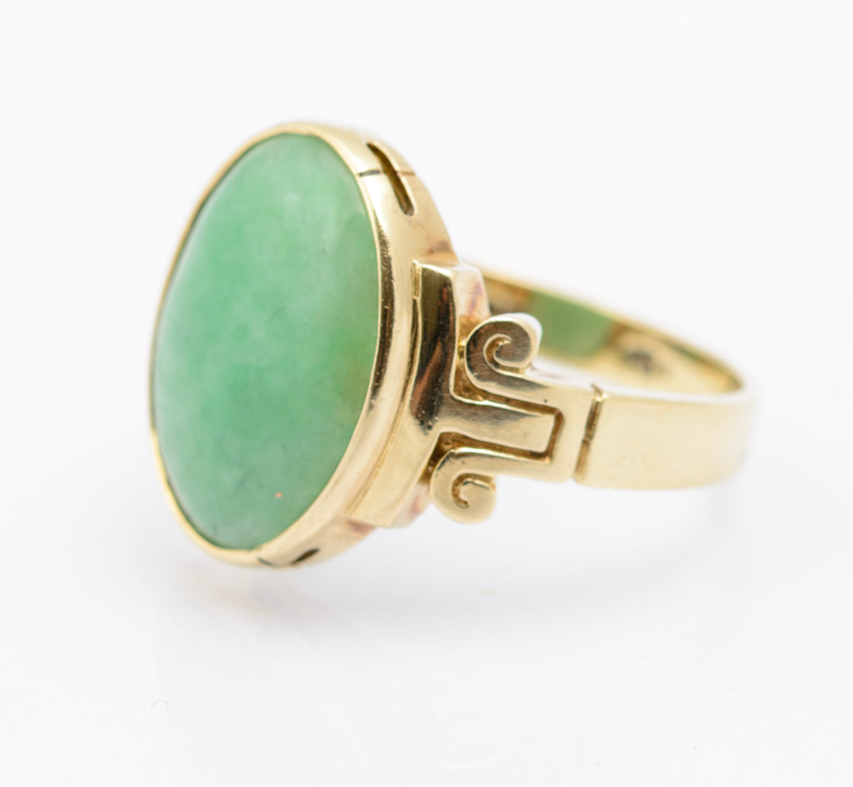 9ct Yellow Gold Ring With Large Green Jade Oval Cabochon Hallmarked 2001 (B2327)