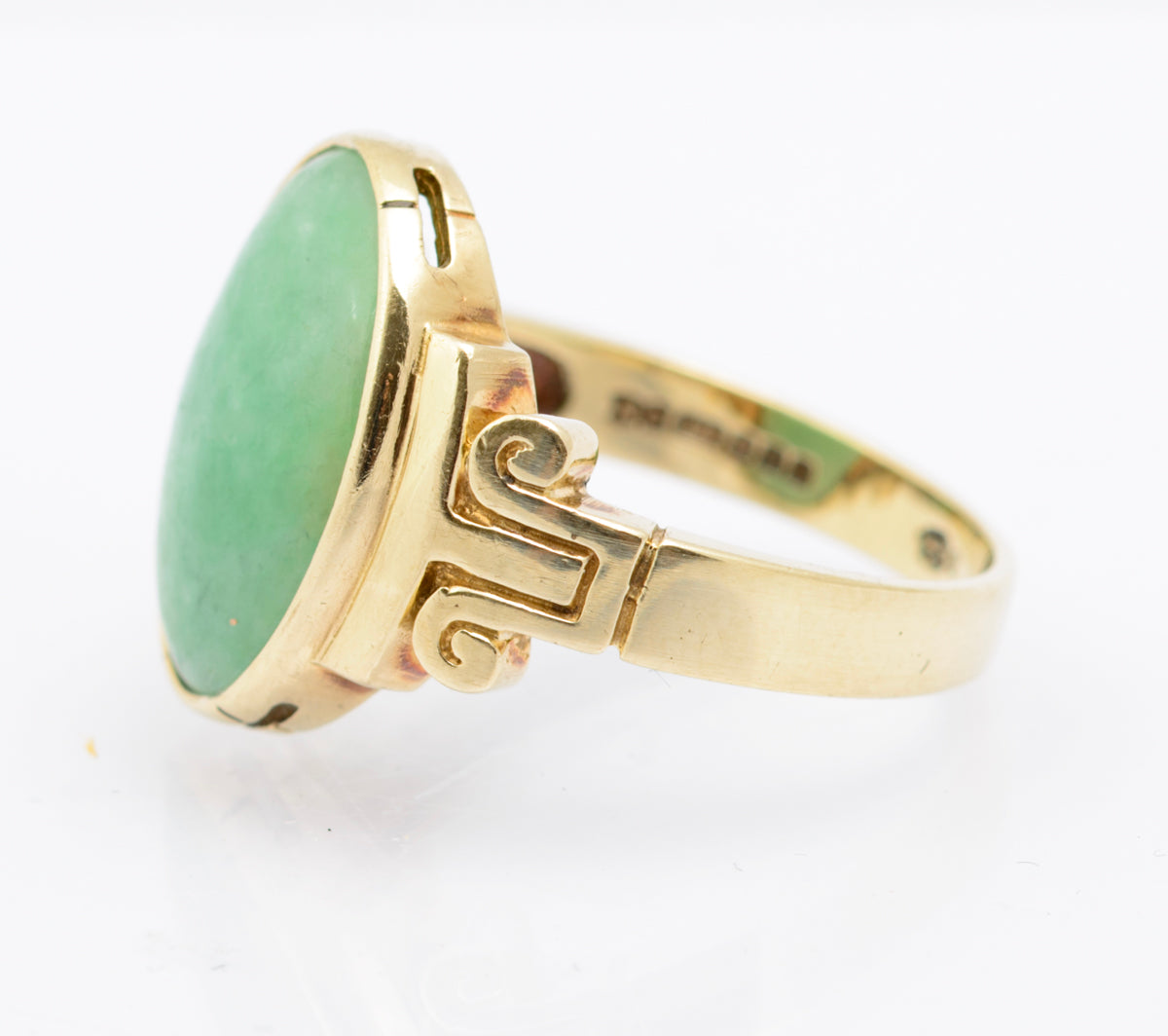 9ct Yellow Gold Ring With Large Green Jade Oval Cabochon Hallmarked 2001 (B2327)