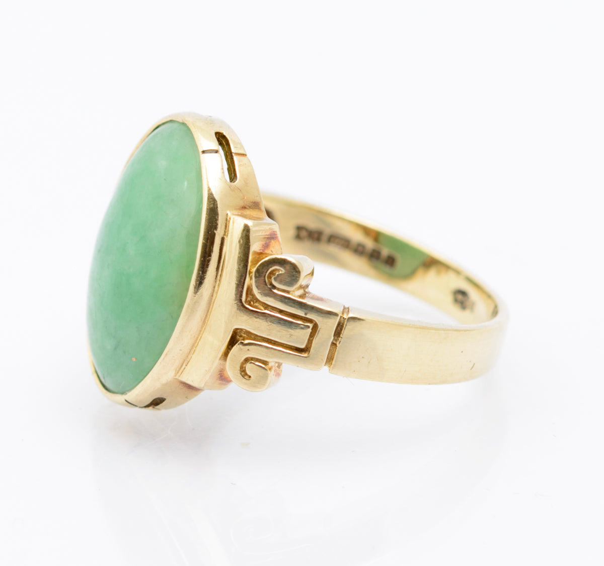 9ct Yellow Gold Ring With Large Green Jade Oval Cabochon Hallmarked 2001 (B2327)