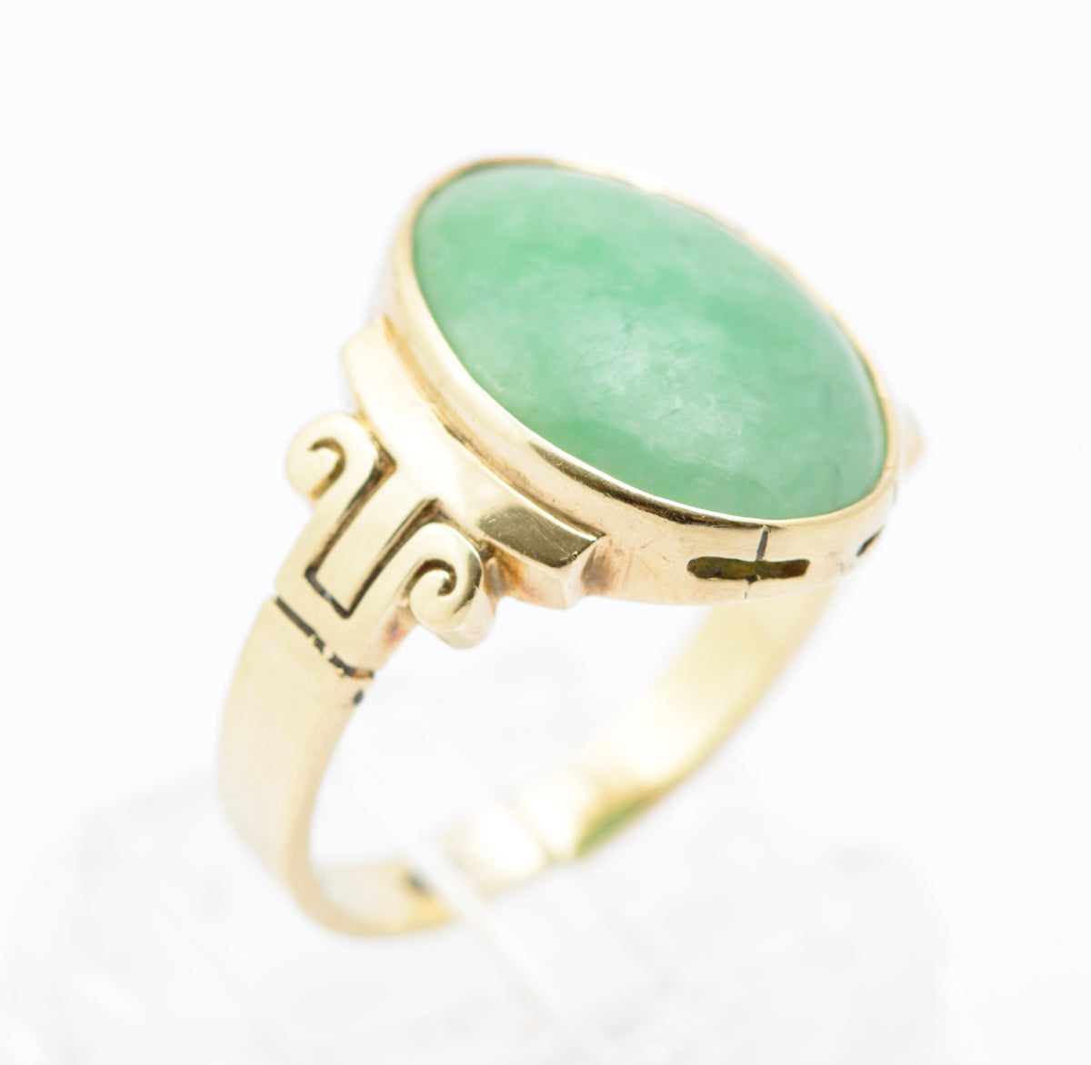 9ct Yellow Gold Ring With Large Green Jade Oval Cabochon Hallmarked 2001 (B2327)