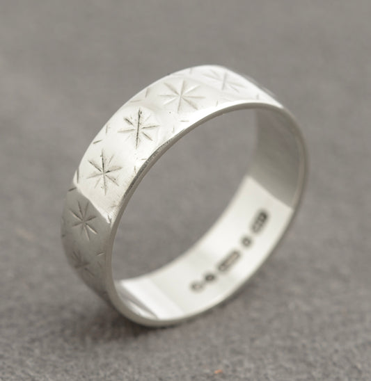 Vintage 9ct Solid White Gold (Wedding) Band Ring With Cut Star Detail Size N1/2 (B2334)