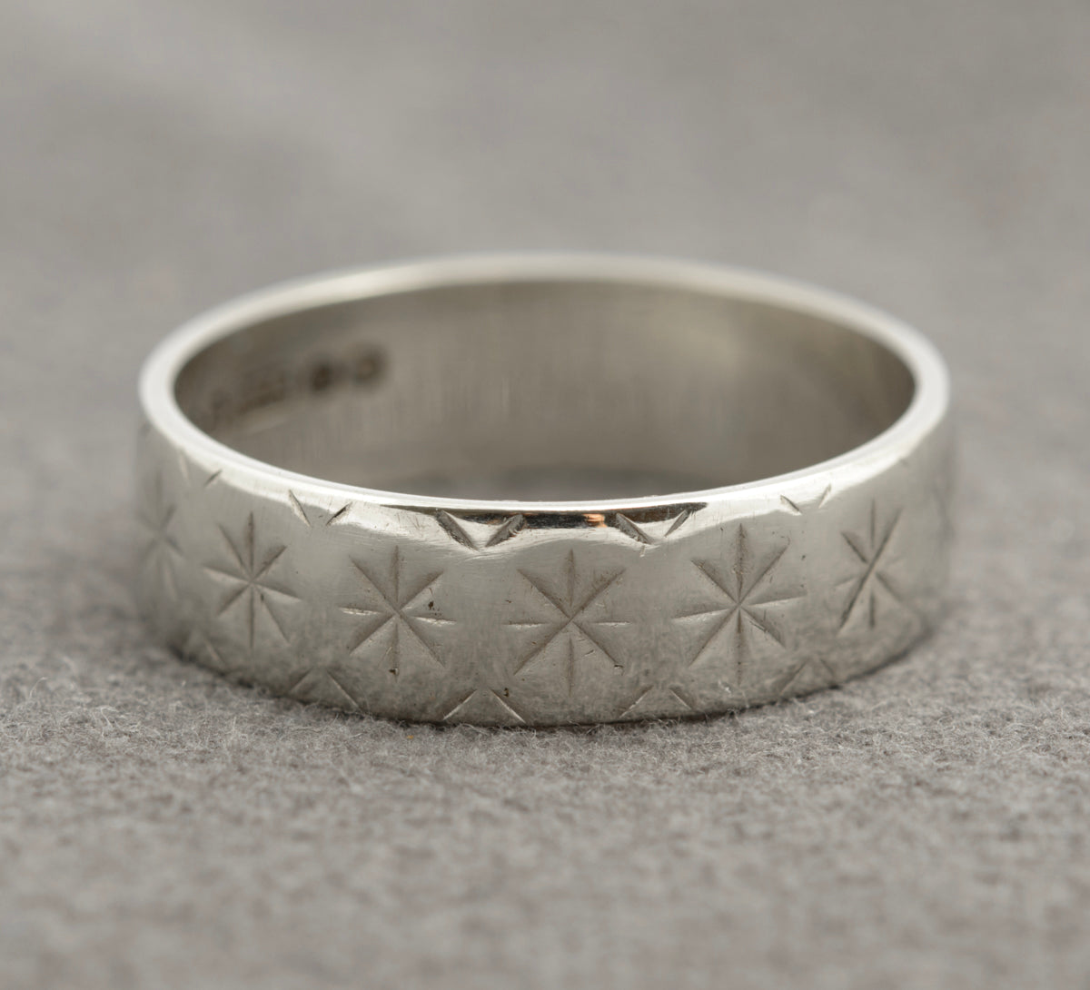Vintage 9ct Solid White Gold (Wedding) Band Ring With Cut Star Detail Size N1/2 (B2334)
