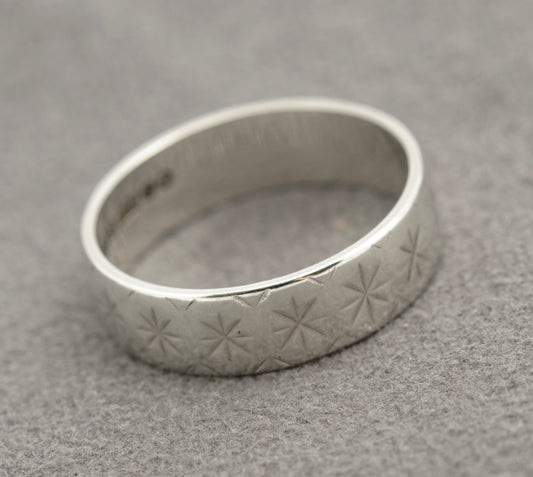 Vintage 9ct Solid White Gold (Wedding) Band Ring With Cut Star Detail Size N1/2 (B2334)