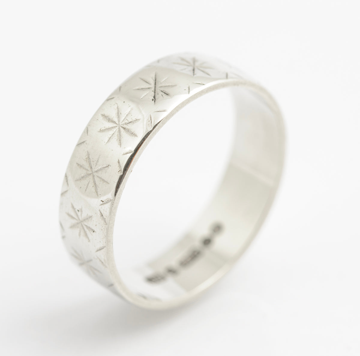 Vintage 9ct Solid White Gold (Wedding) Band Ring With Cut Star Detail Size N1/2 (B2334)