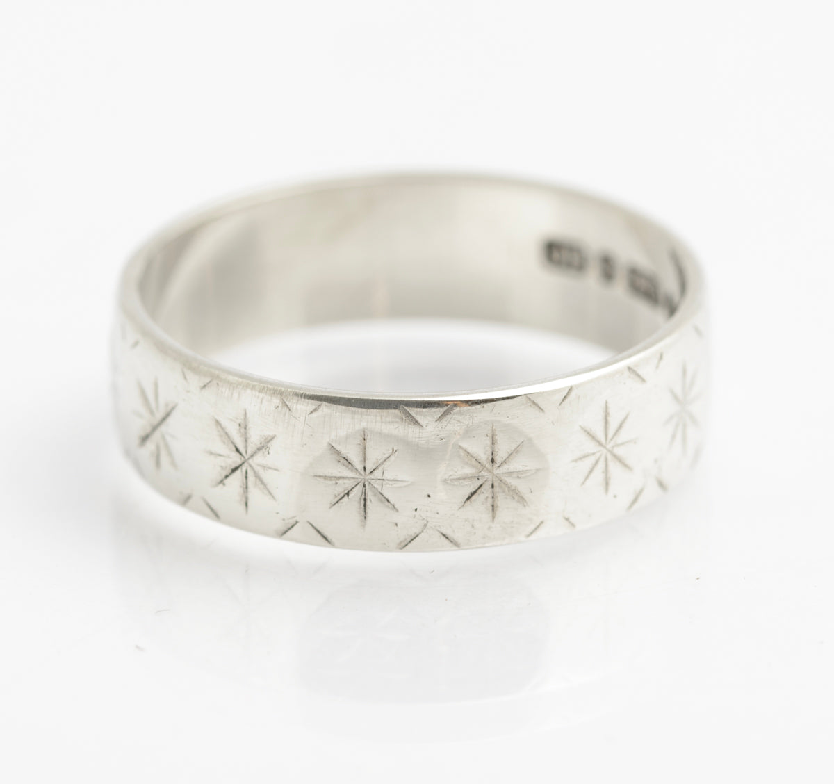 Vintage 9ct Solid White Gold (Wedding) Band Ring With Cut Star Detail Size N1/2 (B2334)