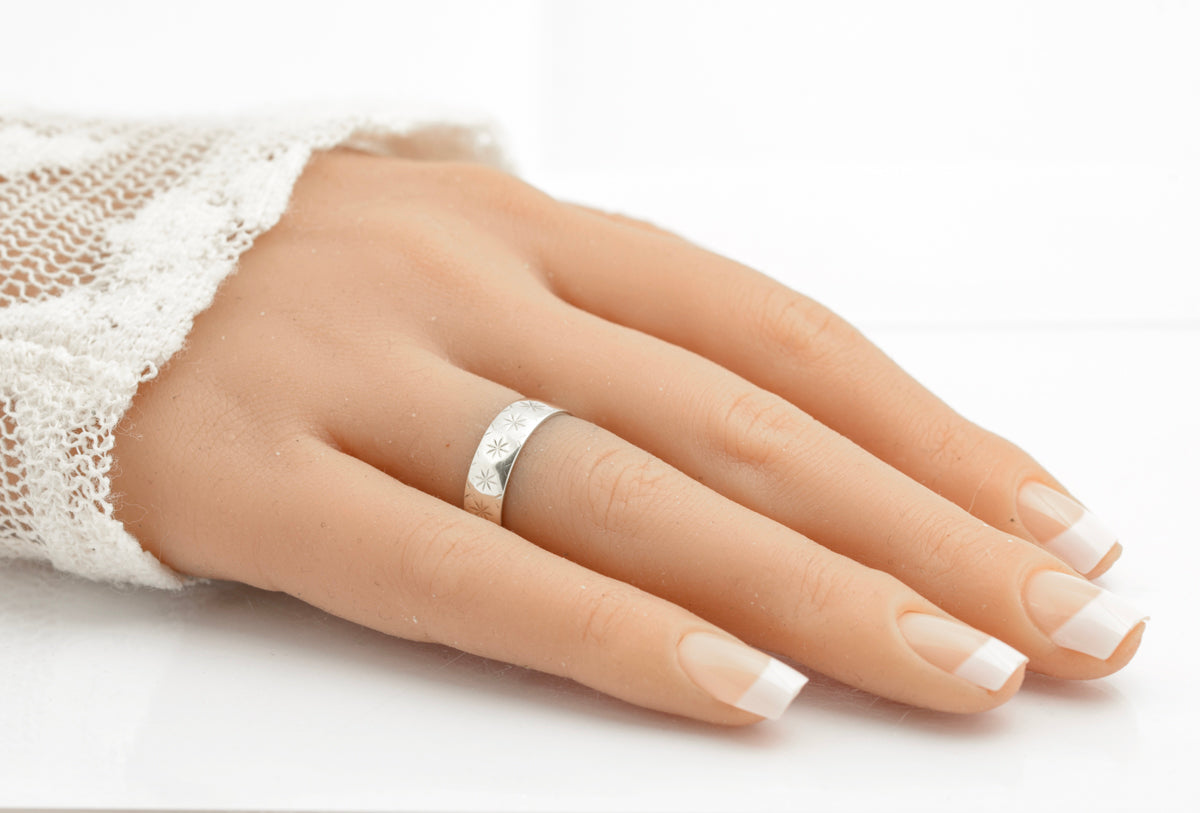 Vintage 9ct Solid White Gold (Wedding) Band Ring With Cut Star Detail Size N1/2 (B2334)