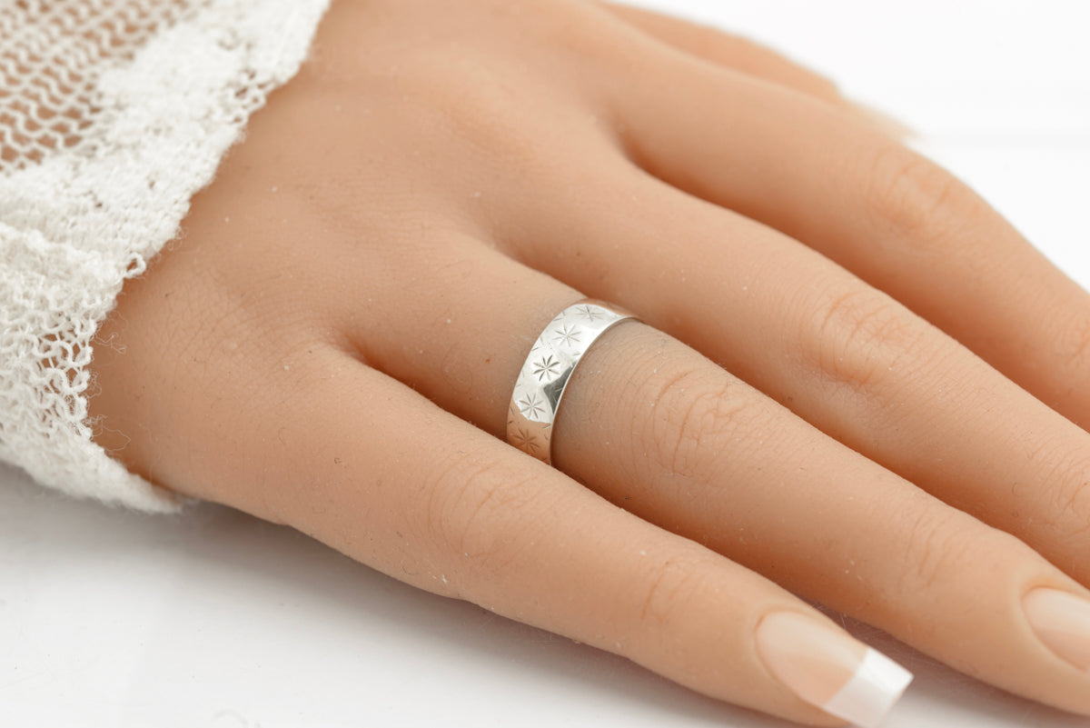 Vintage 9ct Solid White Gold (Wedding) Band Ring With Cut Star Detail Size N1/2 (B2334)