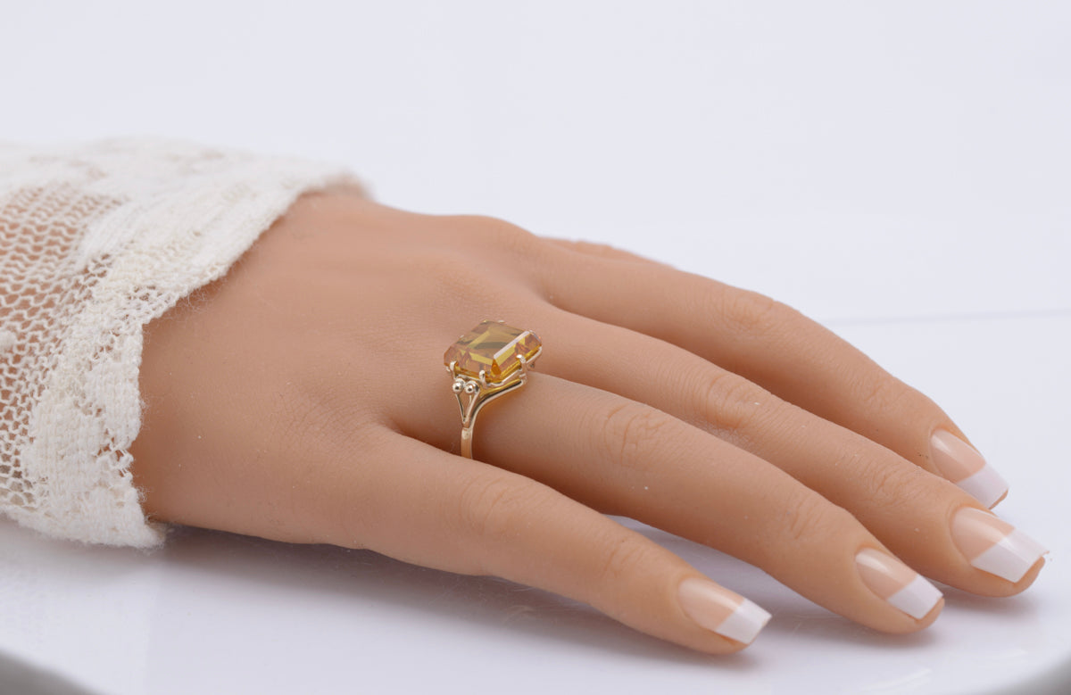 Vintage 9ct Yellow Gold & Square Cut Orange-Yellow Sapphire Ring (B2407)
