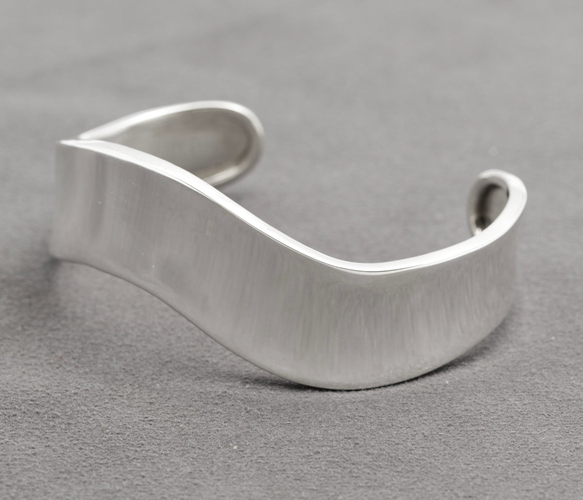 Stylish Vintage Mexican Wave Bangle Bracelet In Sterling Silver Hallmarked 1996 (B2414)