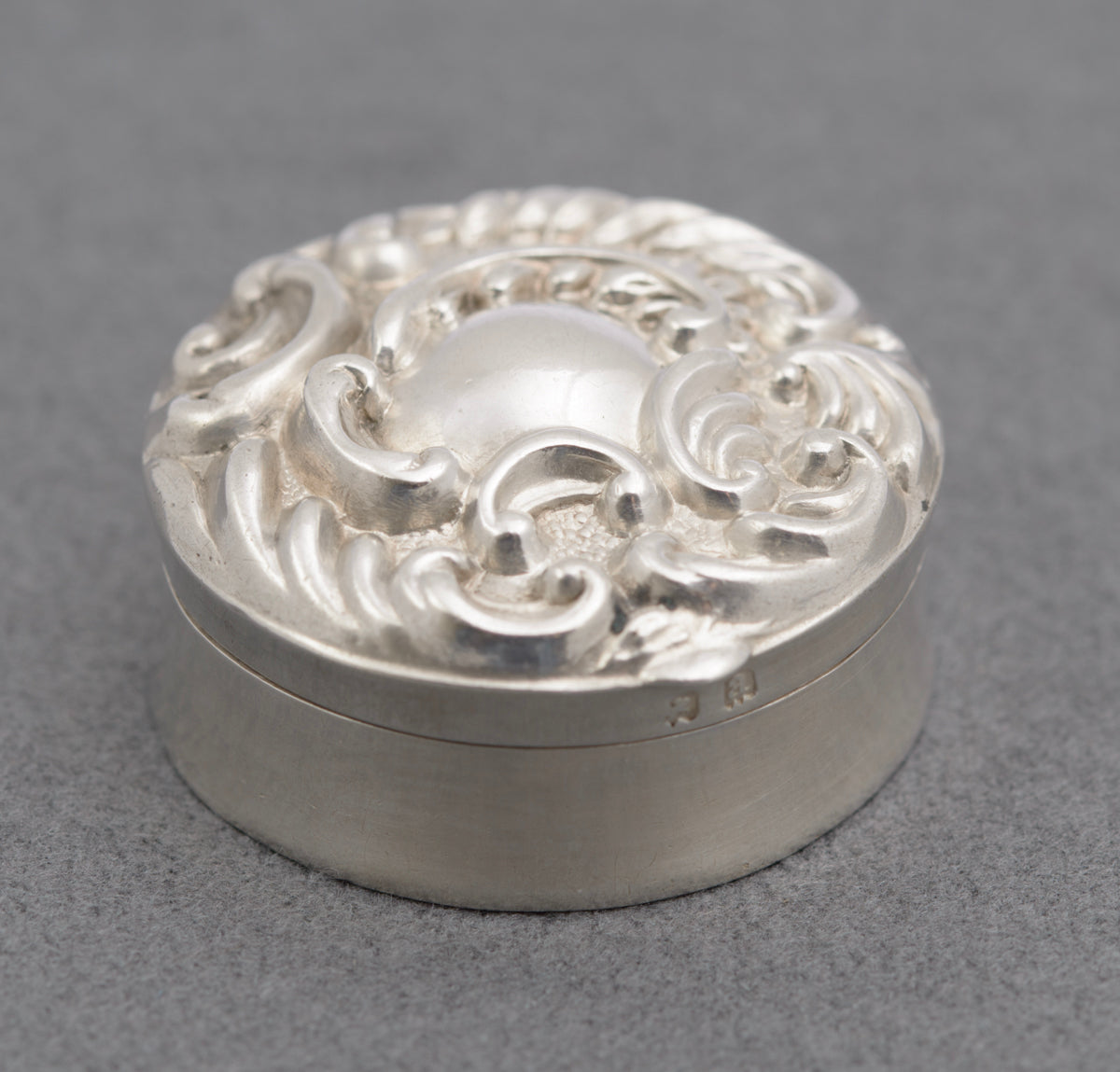Antique Victorian Sterling Silver Pill Box Repousse Lid Hallmarked 1900 (B2504)