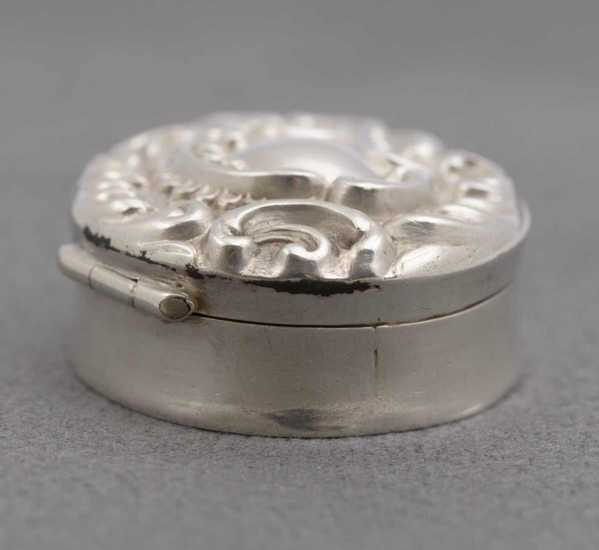 Antique Victorian Sterling Silver Pill Box Repousse Lid Hallmarked 1900 (B2504)