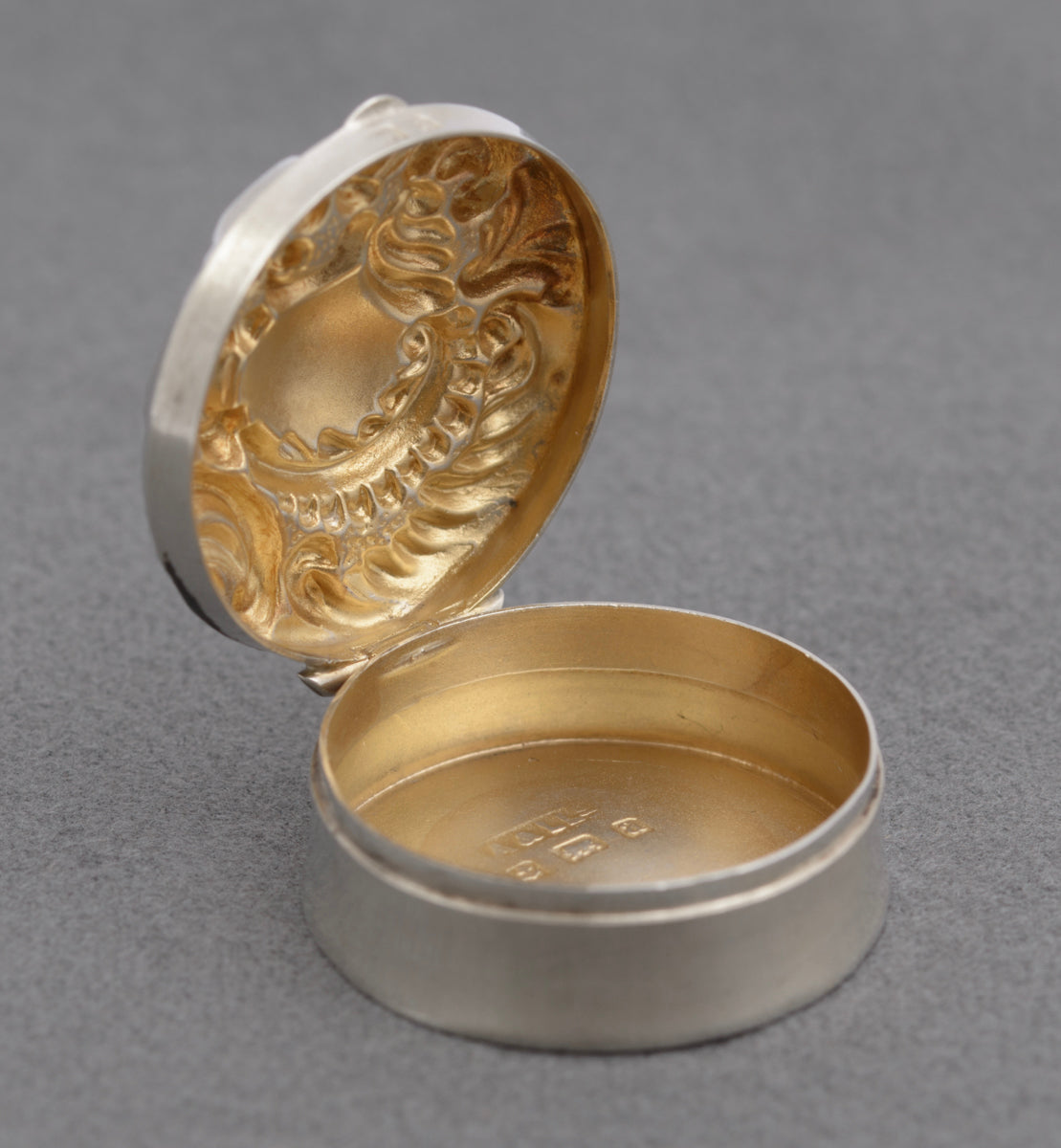 Antique Victorian Sterling Silver Pill Box Repousse Lid Hallmarked 1900 (B2504)