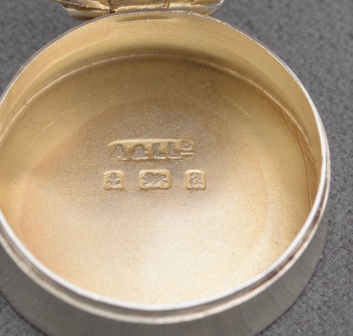 Antique Victorian Sterling Silver Pill Box Repousse Lid Hallmarked 1900 (B2504)