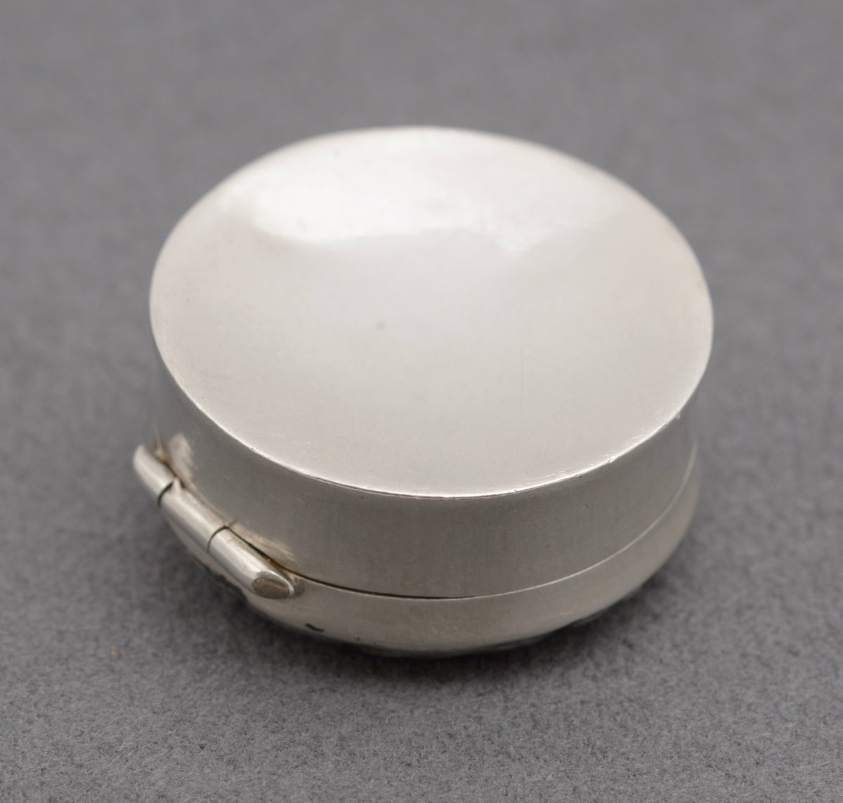 Antique Victorian Sterling Silver Pill Box Repousse Lid Hallmarked 1900 (B2504)