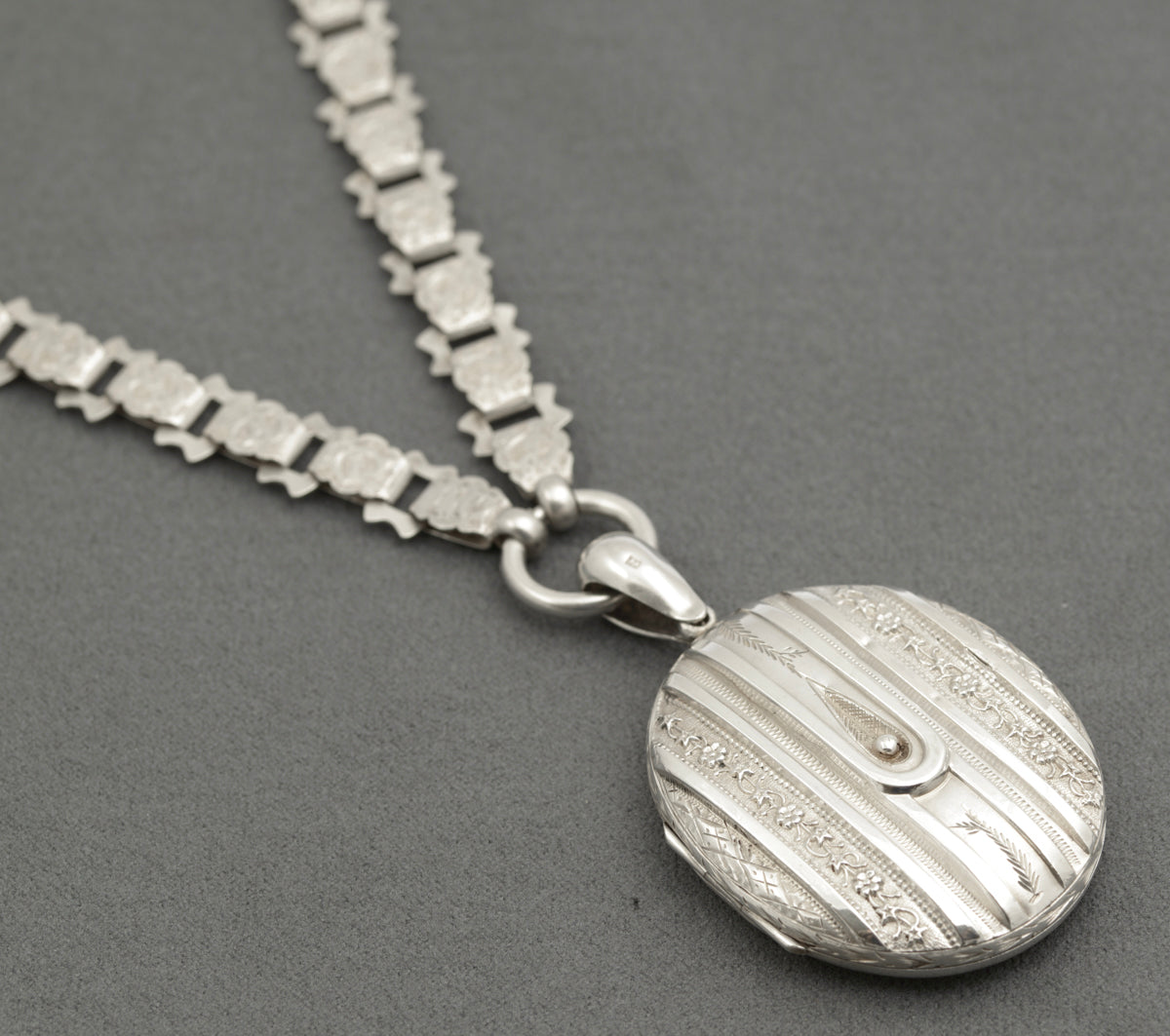 Antique Victorian Sterling Silver Locket & Fancy Link Book Chain Necklace (B2513)