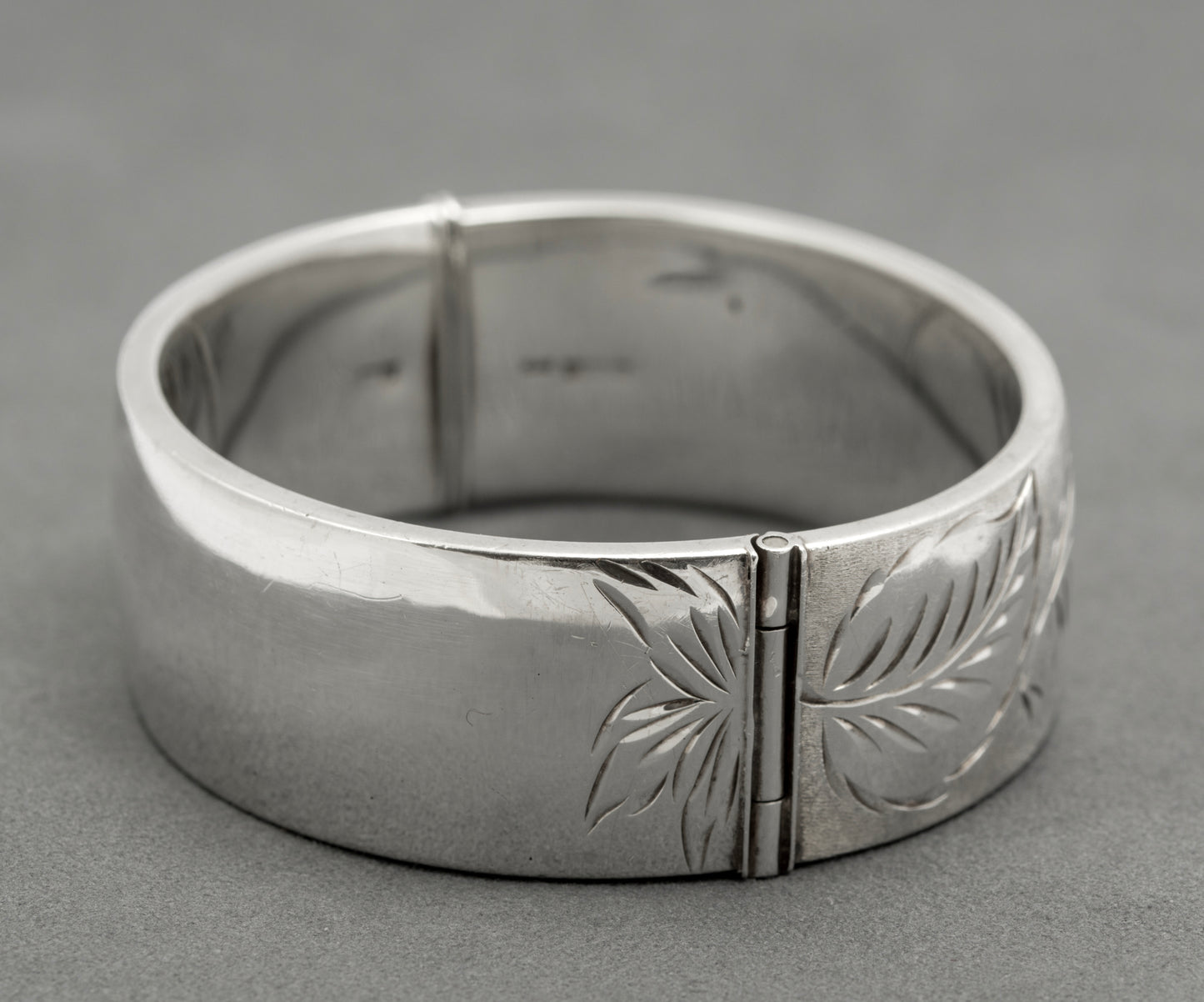 Vintage Sterling Silver Bangle Bright Cut Leaves Hallmarked 1972 Patent (B2523)