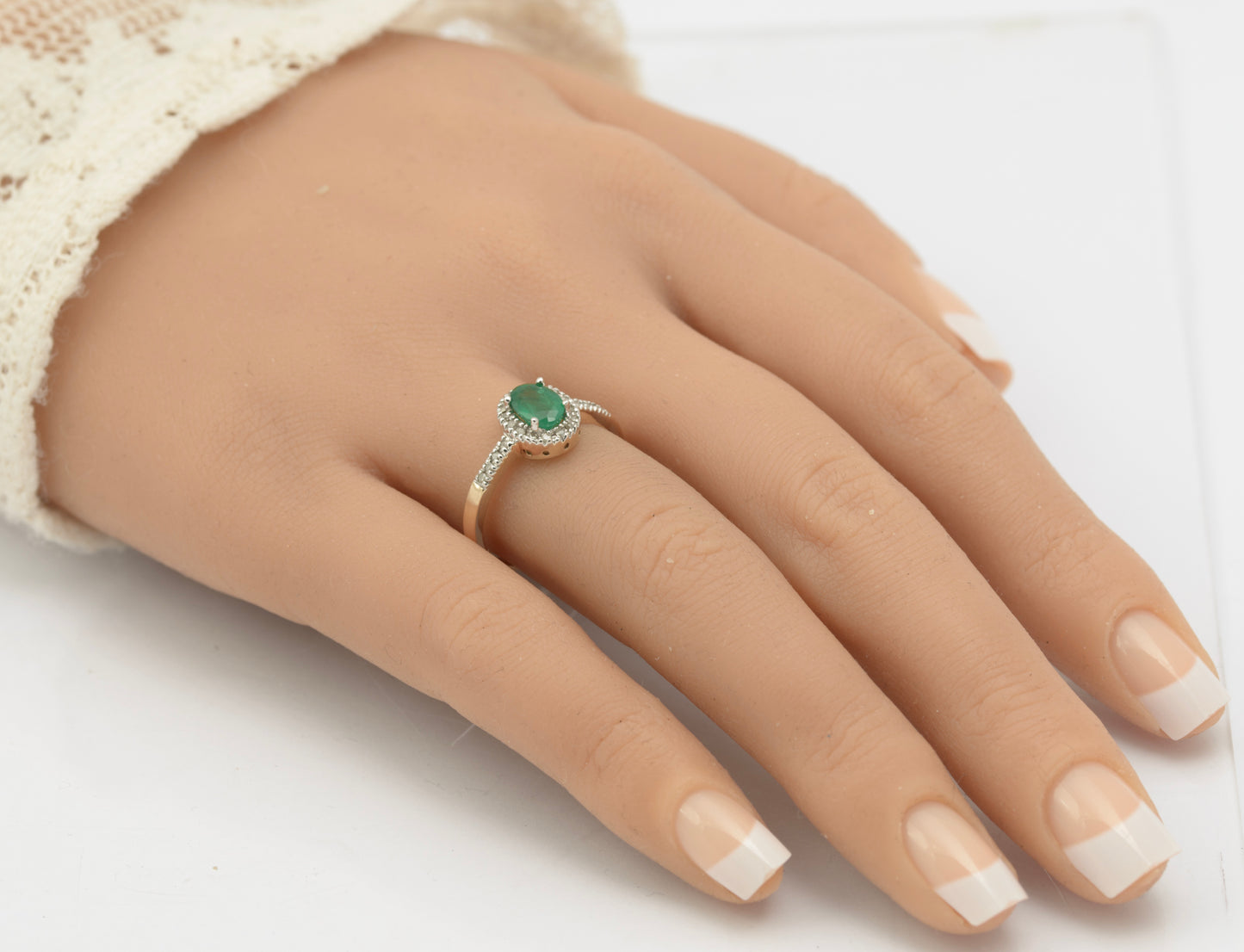 Vintage 9ct Gold & Natural Emerald Gemstone Ring With Diamond Halo & Shoulders (B2546)