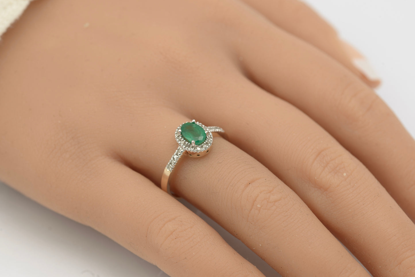 Vintage 9ct Gold & Natural Emerald Gemstone Ring With Diamond Halo & Shoulders (B2546)