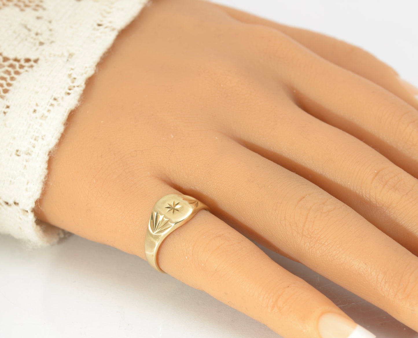 Vintage 9ct Gold Classic Signet Ring 1960's Radial Cut Shoulders Size N (C2798)