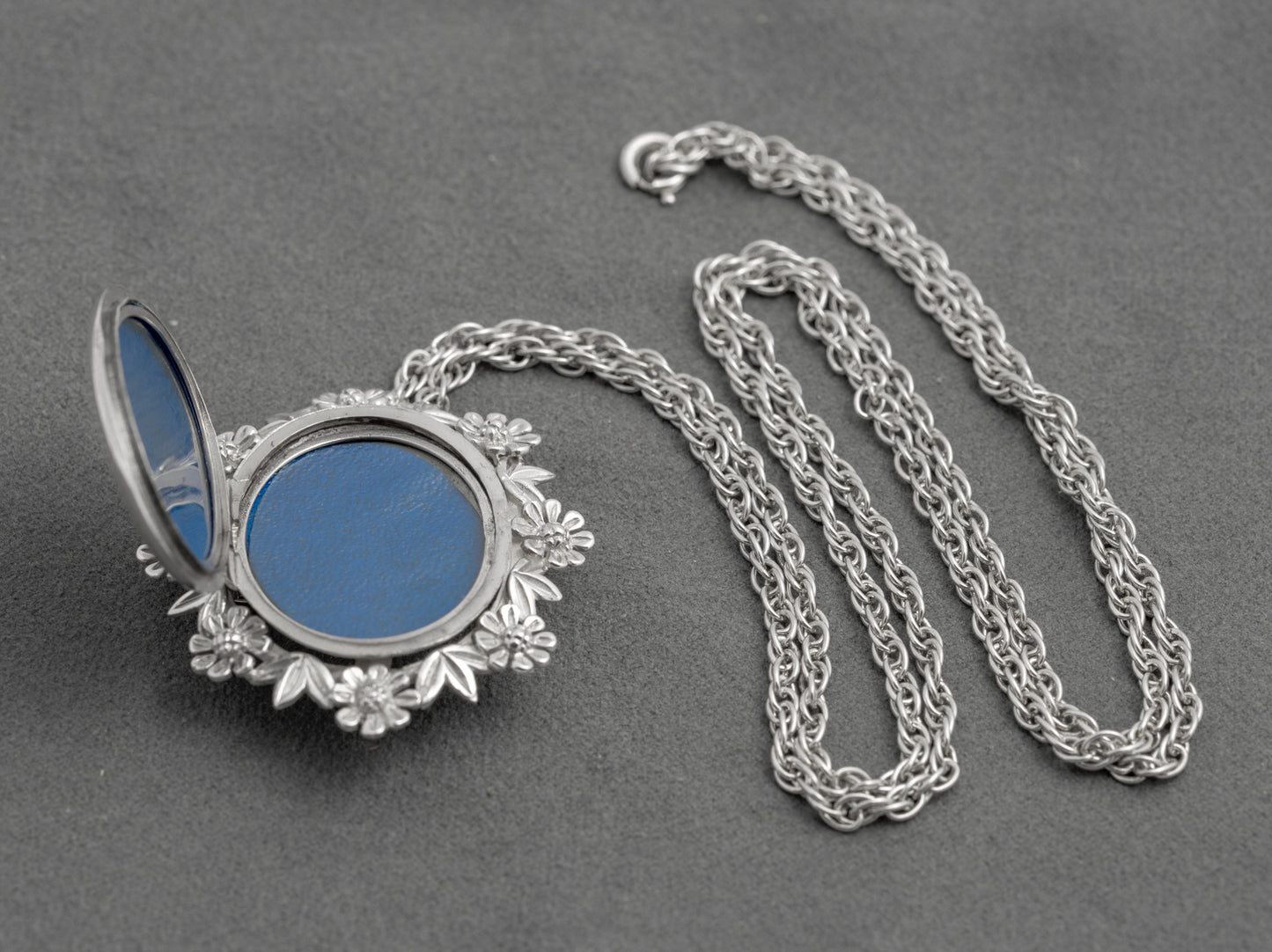 Vintage Sterling Silver Large Fancy Photo Locket Pendant Necklace & Long Chain (C2918)