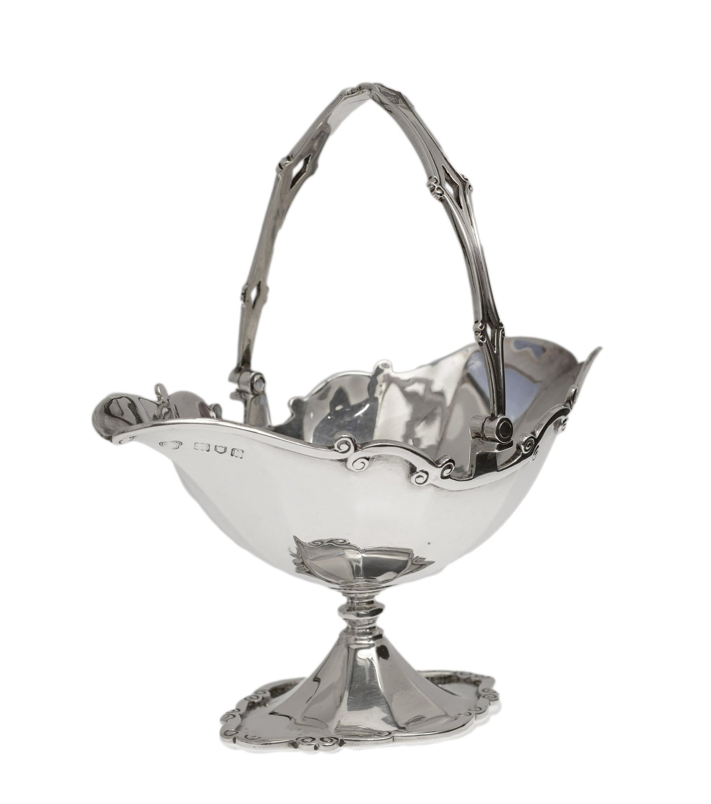 Antique Goldsmiths & Silversmiths Sterling Silver Swing Handle Sweet Basket (2970)