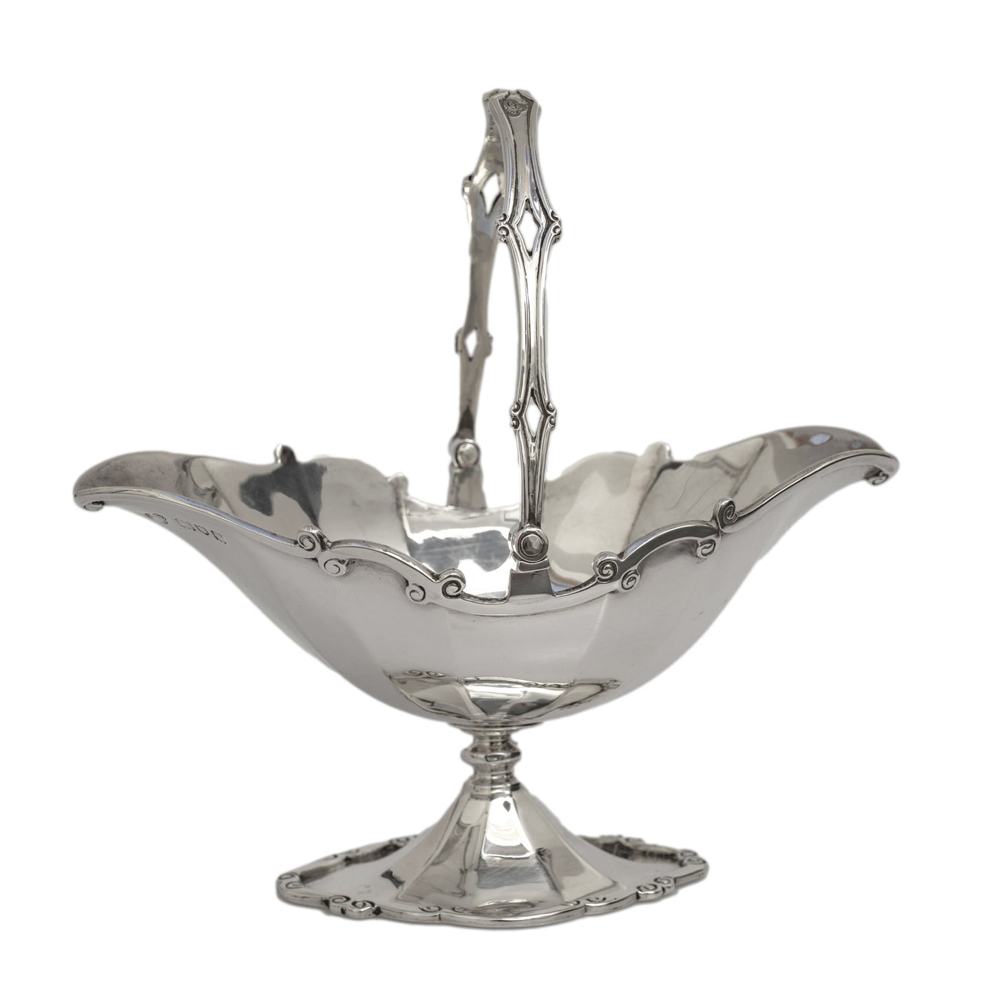 Antique Goldsmiths & Silversmiths Sterling Silver Swing Handle Sweet Basket (2970)
