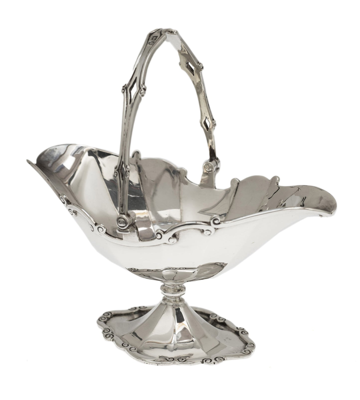 Antique Goldsmiths & Silversmiths Sterling Silver Swing Handle Sweet Basket (2970)