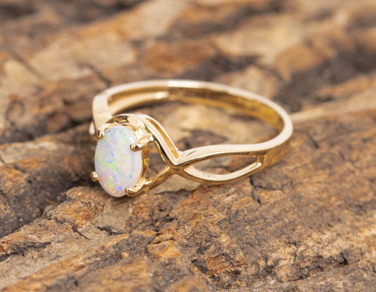 Elegant Ladies 10K Gold & White Opal Ring With Decorative Band Size M1/2 (A1139)