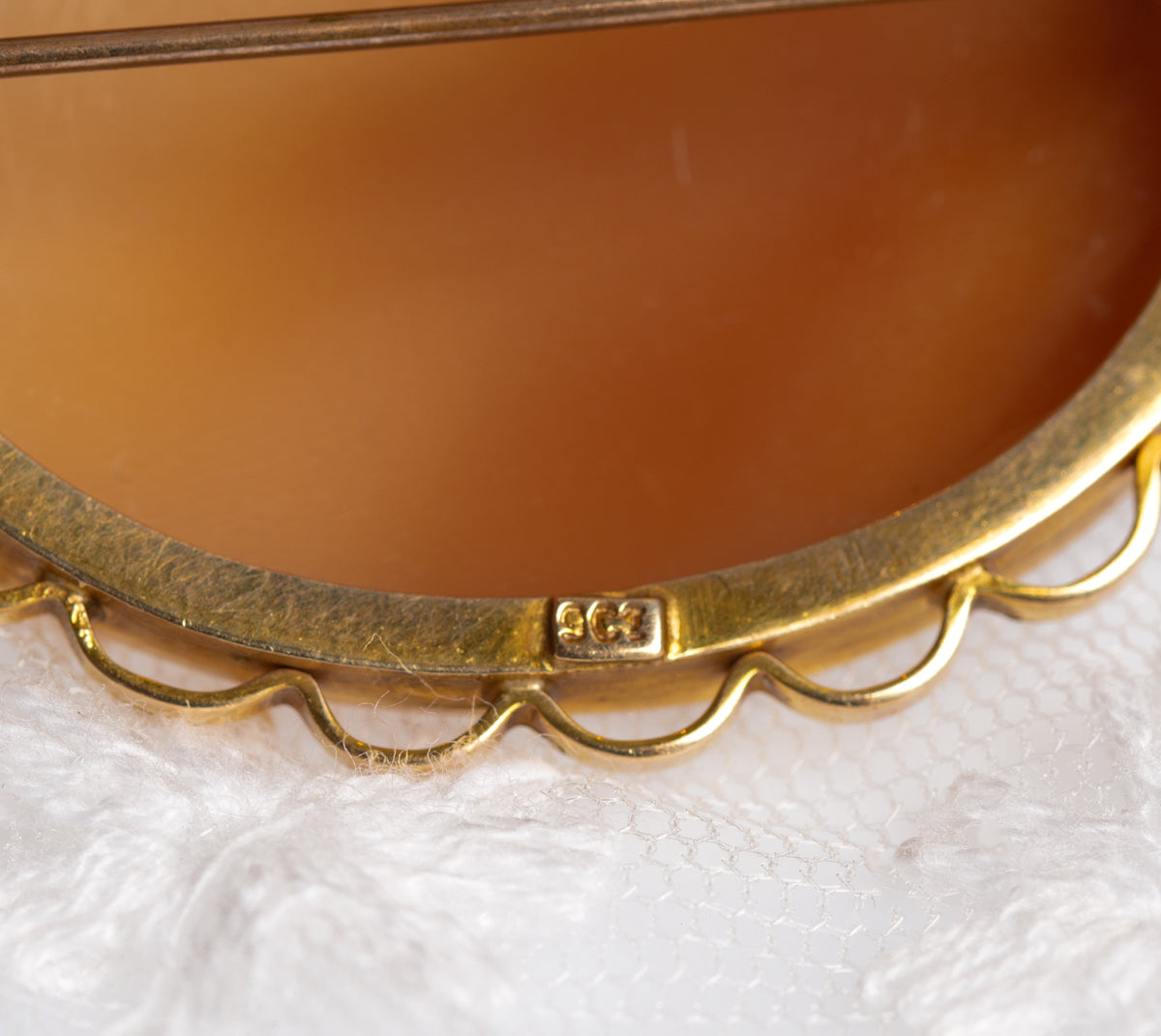 Antique Cameo Brooch / Pin In 9ct Gold Unusual Edwardian Swimmers Subject (A1408)