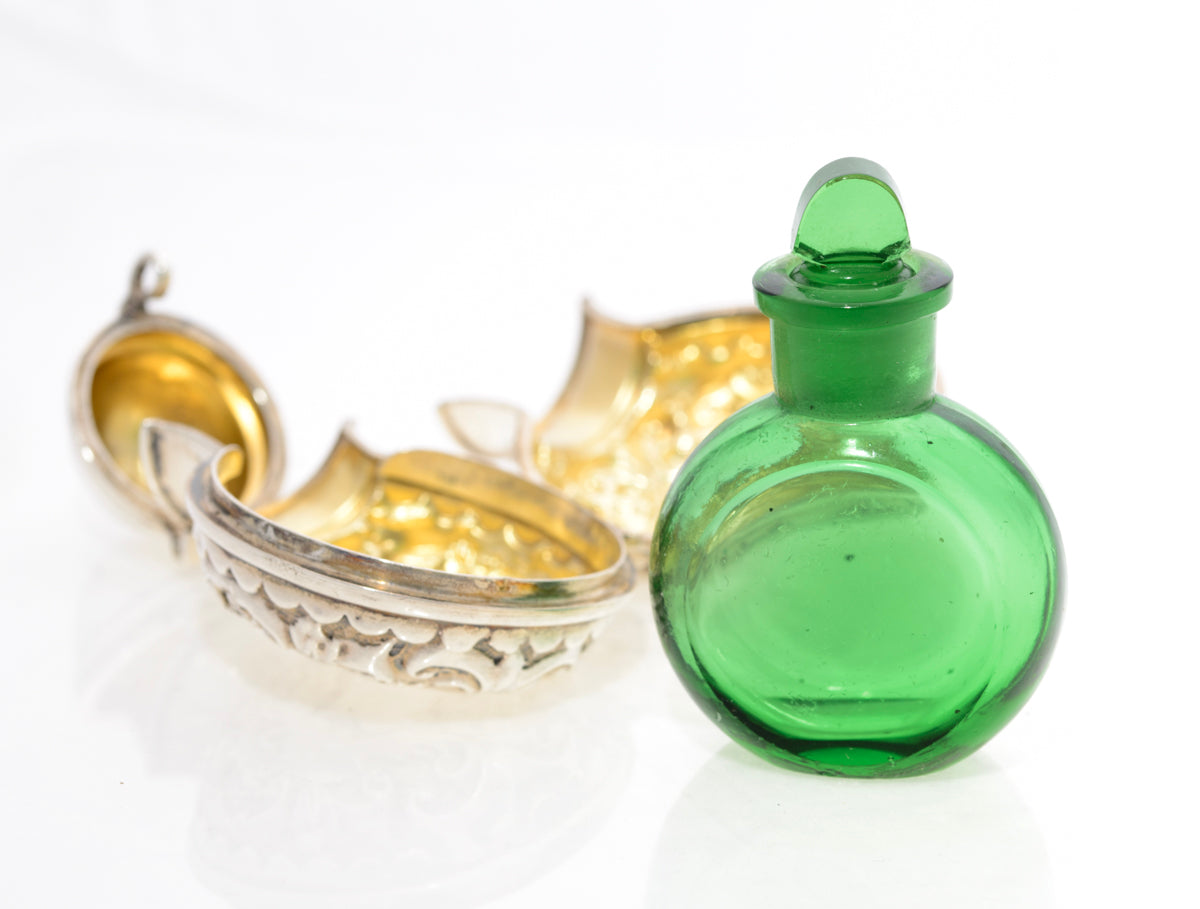 Antique Silver Repousse Folding Cased Scent/Smelling Salts Glass Bottle (A1453)