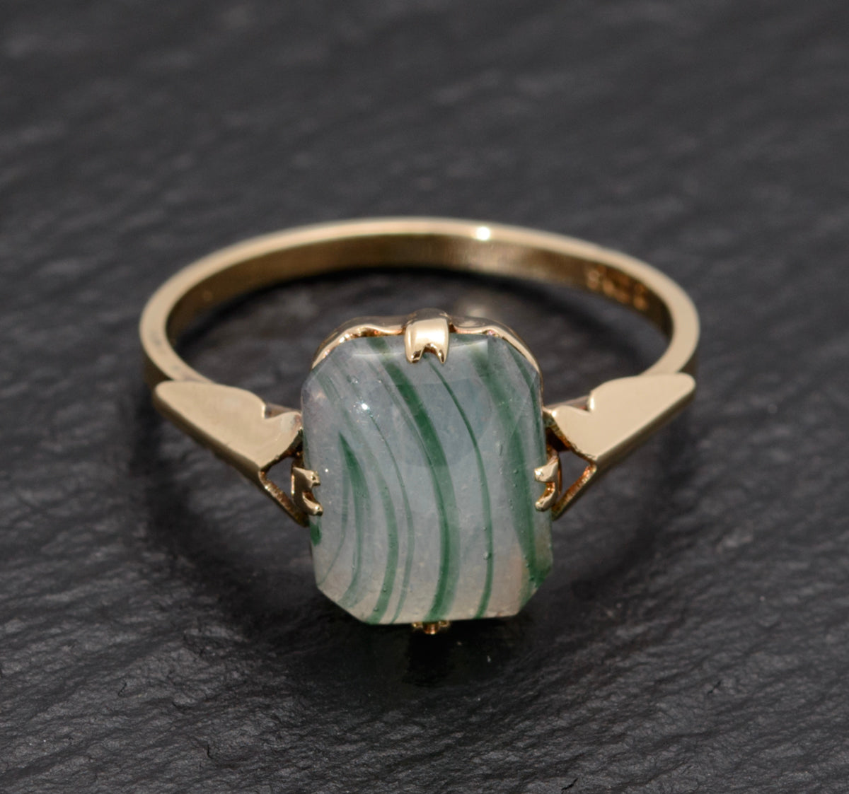 Art Deco Period 9ct Gold Ring With Paste Glass Banded Cabochon c.1930's (A1486)