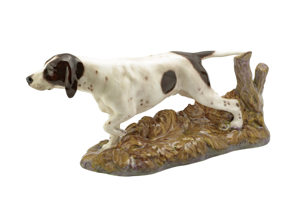 Royal Doulton Pointer dog figure HN2624 - three quarter front view showing raised foreleg and extended pointing pose
