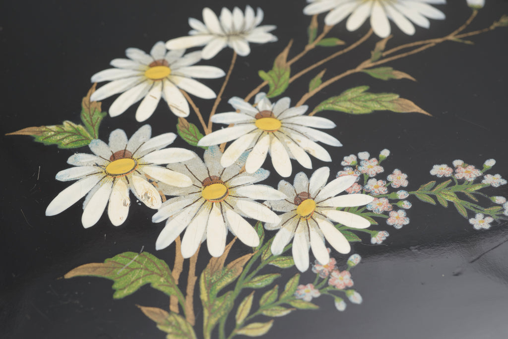 Painted butterfly with pale wings and ochre tips on the black lacquer lid