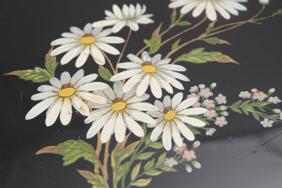 Painted butterfly with pale wings and ochre tips on the black lacquer lid