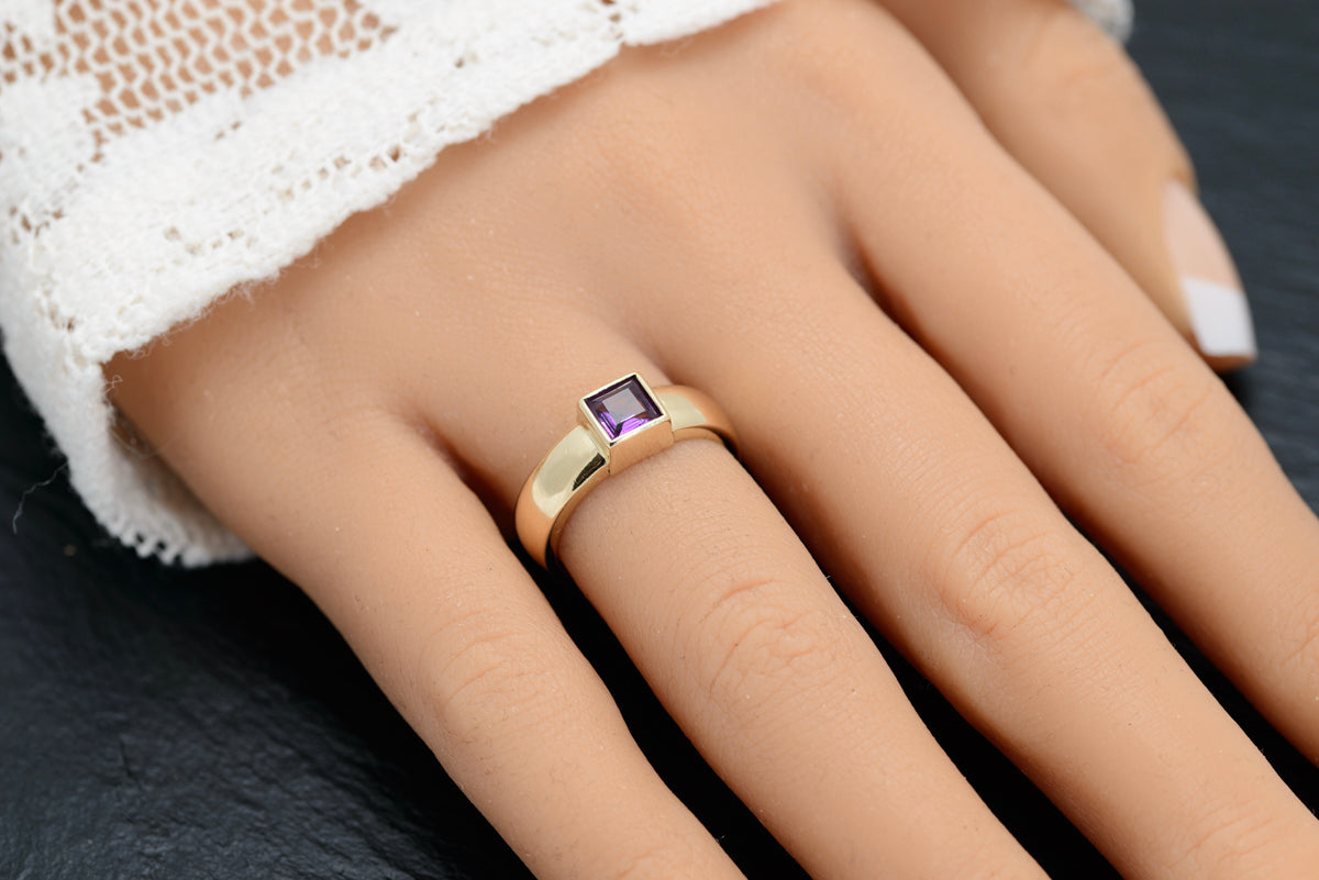 Vintage 9ct Gold & Square Cut Amethyst Gemstone Solitaire Chunky Ring (A1571)