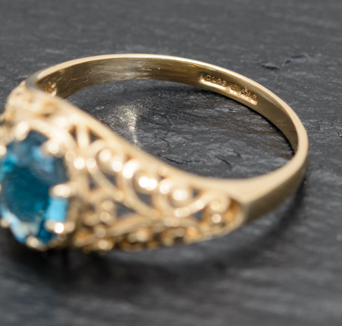 9ct Ladies Gold Ring With Natural Blue Topaz Gemstone Edinburgh Mark  (A1577)